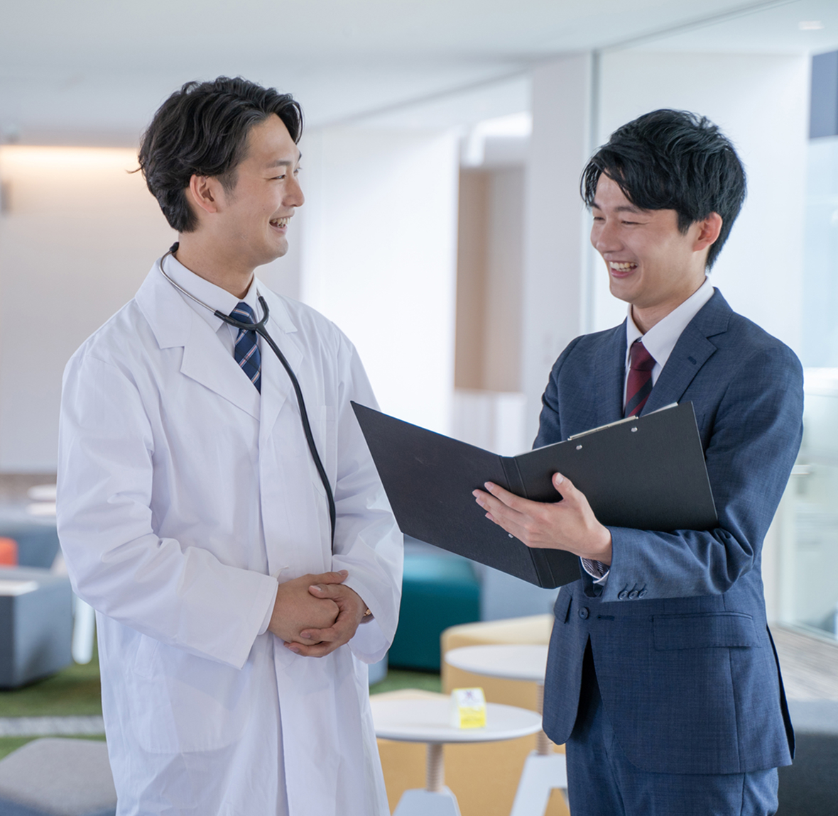 物件情報を見ながら開業相談をするドクターとDCP担当