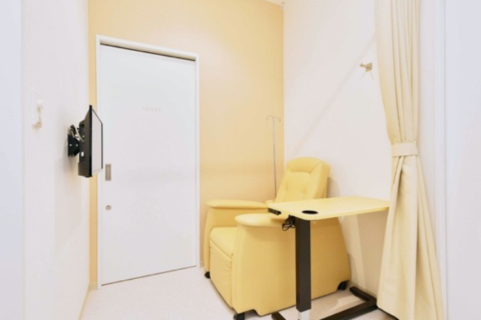 大腸カメラの検査前の処置は全て個室で。個室ごとにトイレやテレビモニターも備わっている